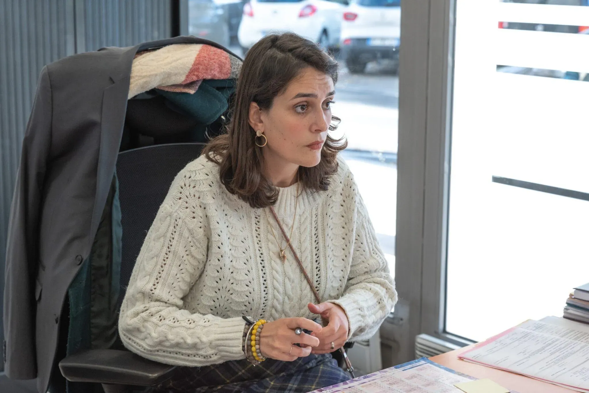 Conseillère funéraire à son bureau, en entretien à l'agence.