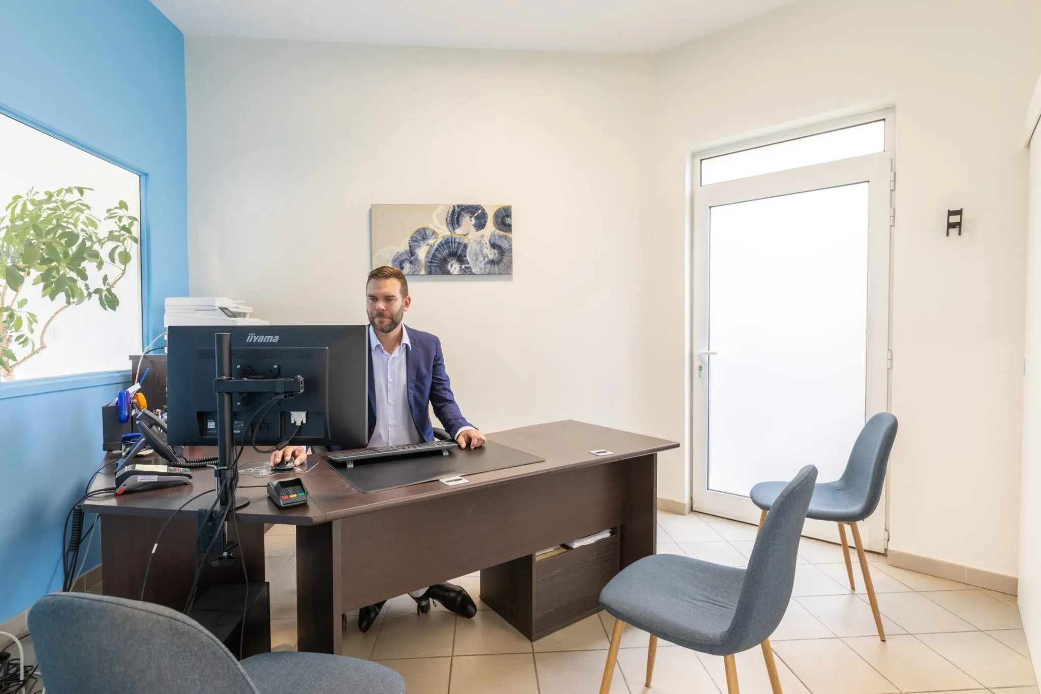 Bureau d'accueil individuel du conseiller funéraire dans l'agence.